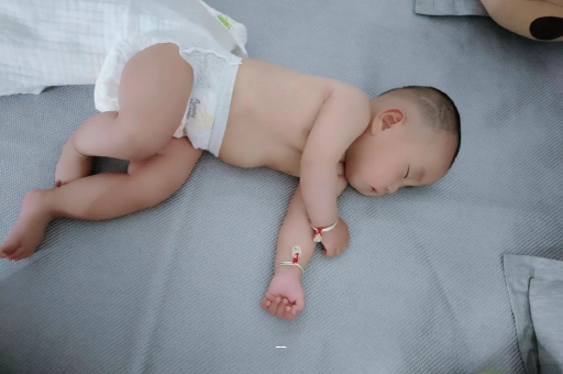 北京宝宝脸上有白色斑块 北京宝宝脸上有白色斑块